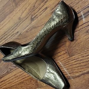 1.5 inch gold heels